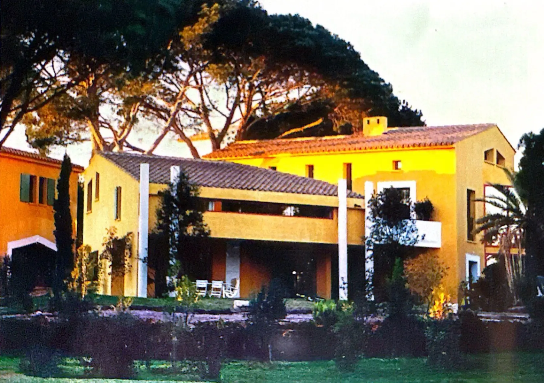 Villa aux façades ocre sous les pins parasols, réalisation