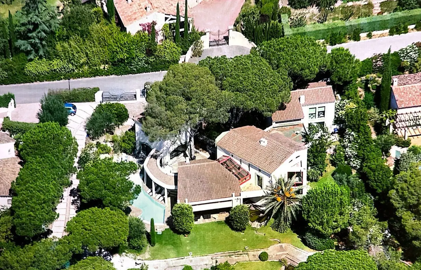 Vue aérienne d'une villa avec piscine et jardin sous les pins, réalisation